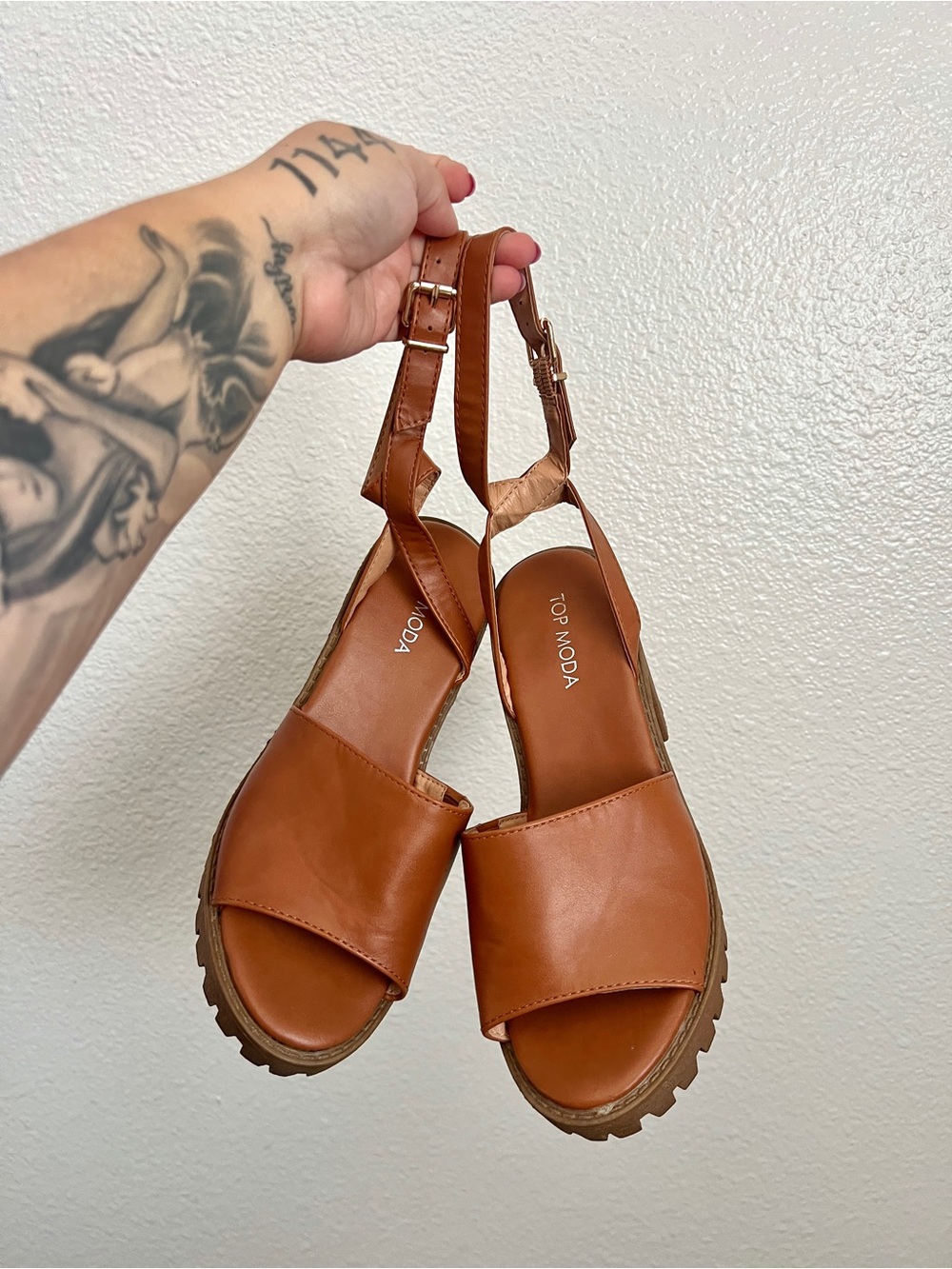 TOP Moda Tan Platform Chunky Heel Sandals with Gold Buckle - Picture 2 of 9
